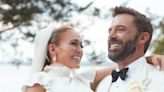 Jennifer Lopez y Ben Affleck celebraron el primer aniversario de casados compartiendo fotos inéditas de la boda