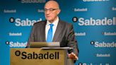 Sabadell recuerda a sus accionistas por carta su plan de distribuir 2.400 millones