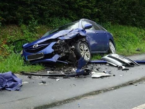 Fahrzeugteile auf der Fahrbahn verteilt Videomaterial zeigt die Unfallstelle in Castrop-Rauxel