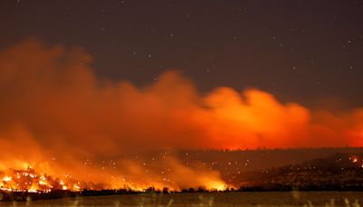 États-Unis : en Californie, le premier méga feu de la saison a déjà brûlé l’équivalent de 5 fois Paris