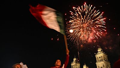 Así se viven los festejos en el Zócalo, Ciudad de México, tras los resultados de las elecciones