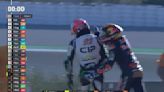 MotoGP: Jaume Masiá y Kaito Toba se tocaron en una curva, cayeron, se tomaron a golpes y debieron ser separados por los auxiliares de pista