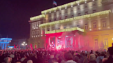 耶誕夜暴動！塞爾維亞民眾怒抗議選舉不公 擠市政廳砸窗、撞門
