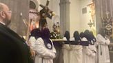 El vía crucis, a cubierto en la iglesia de Grado y empapado de devoción