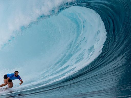 Photo of Olympic surfer's gravity-defying celebration goes viral