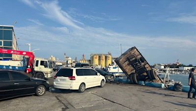 台中梧棲漁港離奇意外！報廢大貨車撞2轎車落海 車屁股仰天長笑