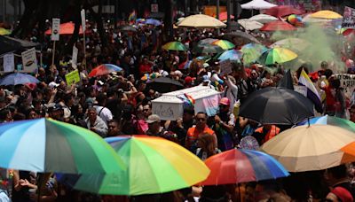 Miles pintan de arcoíris la Ciudad de México por marcha del Orgullo y exigen inclusión