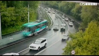 悚！ 俄電車對撞2乘客拋飛至少1死.逾百傷