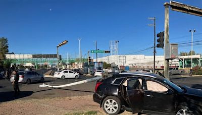 Camioneta choca contra dos postes y dos carros en bulevar Francisco Villa