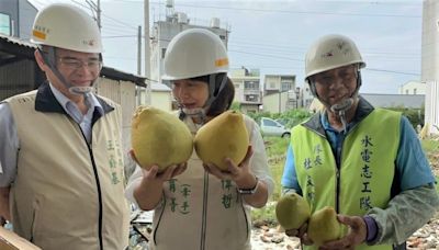 做工行善團趕工修繕 市長夫人柚禮