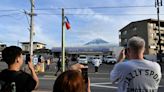 Japon: installation d'un filet masquant une vue du mont Fuji à cause du surtourisme