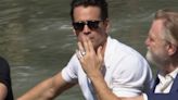 Colin Farrell e Harry Styles chamam a atenção nas águas do Lido no Festival de Veneza