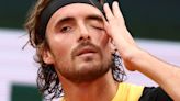Stefanos Tsitsipas avanza en Roland Garros, a pesar de su padre: se sacó en pleno partido y le gritó "¡Cállate!"