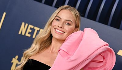 Margot Robbie proves pregnancy fashion needn't be boring in grey bodycon dress