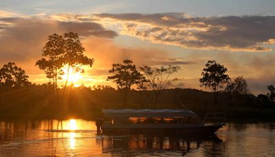 La lancha que recorre ríos de la Amazonía peruana para cuidar a los niños de la selva