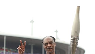 Kleines Tänzchen inklusive: Snoop Dogg trägt die olympische Fackel