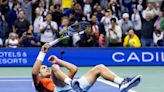 Una madrugada épica en el US Open: Carlos Alcaraz salvó un match point, ganó el punto del torneo, jugará las semifinales y va por el N° 1