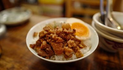 金仙魯肉飯「吃到完整蟑螂」 衛生局稽查驚見現場髒亂環境：多項衛生缺失