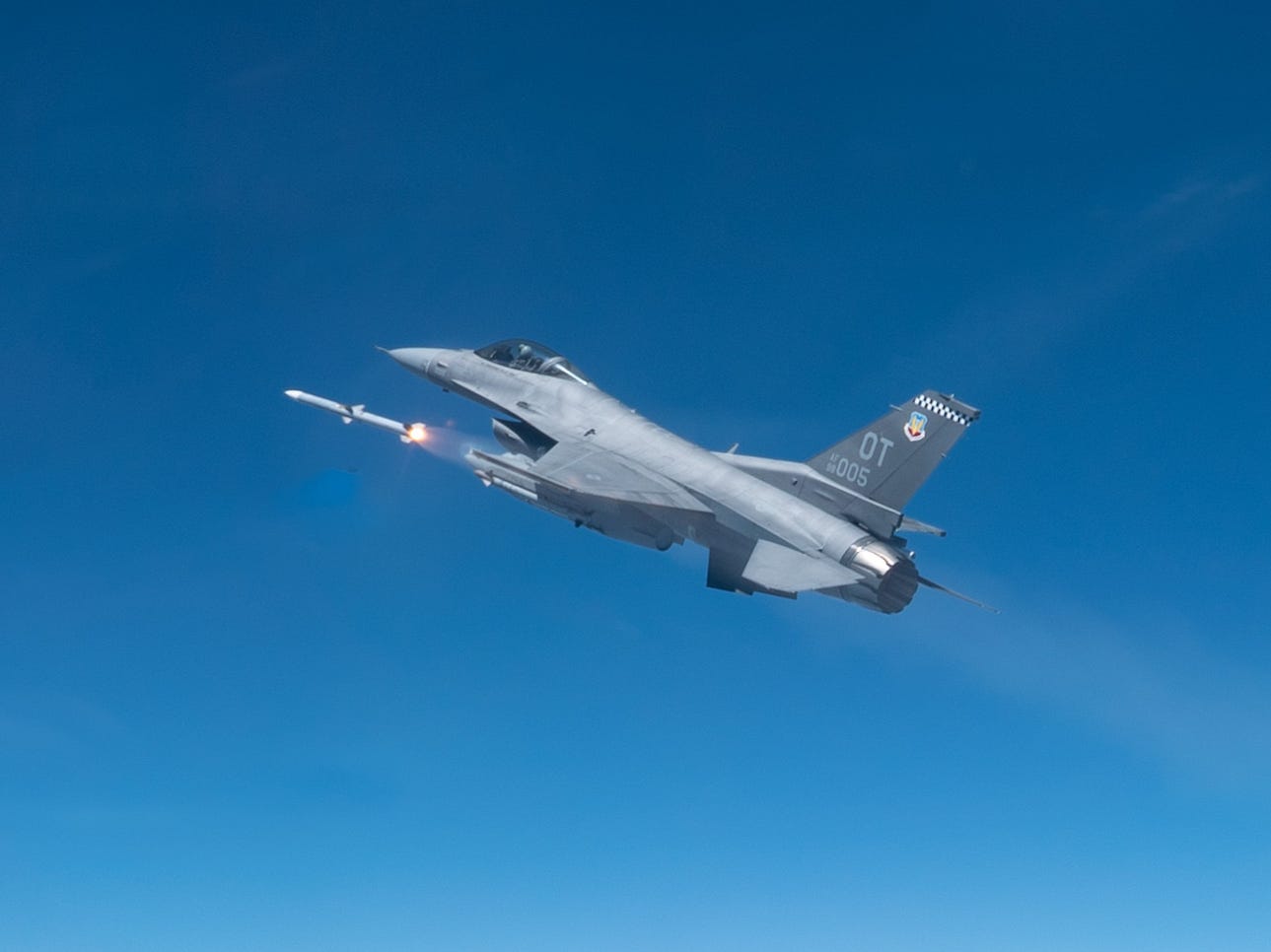 Here's what American air-to-air missiles can do for Ukraine's new F-16s against the Russians