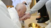 El papa Francisco en silla de ruedas lava los pies a doce reclusas por Jueves Santo