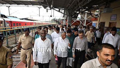 MoS V Somanna visits Mangaluru Central railway station, assures renovation within 1.5 months