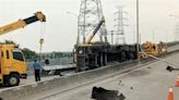 西濱聯結車自撞翻覆 H型鋼樑散落滿地！伸港北上路段封閉5小時