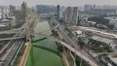 La sequía tiñe de verde río de Sao Paulo mientras el humo tiñe de gris sus cielos