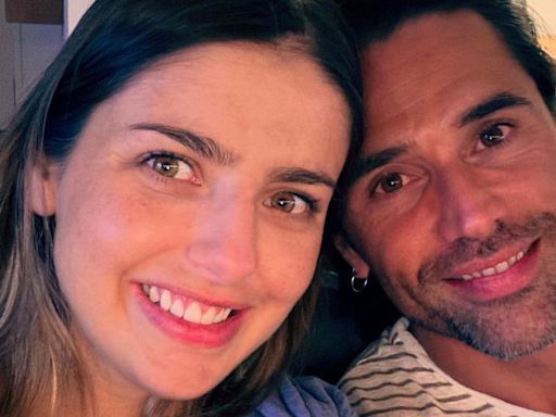 Michelle Renaud y Matías Novoa celebran el triunfo de España al lado de sus tres hijos