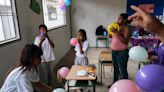 Nadie les construía una escuela a los cangrejeros de Guayaquil, así que ellos la levantaron con sus propias manos