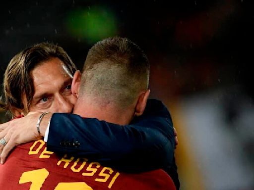 Francesco Totti sends message to De Rossi: “Go coach… We’re all with you.”