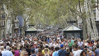 Barcelona não pode ser “parque temático” sem residentes: é preciso restrições ao turismo, defende presidente da câmara