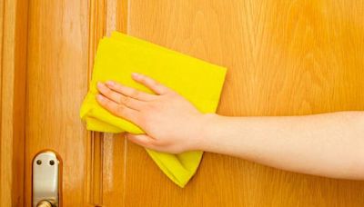 El truco económico y sencillo para proteger las puertas de madera de tu casa
