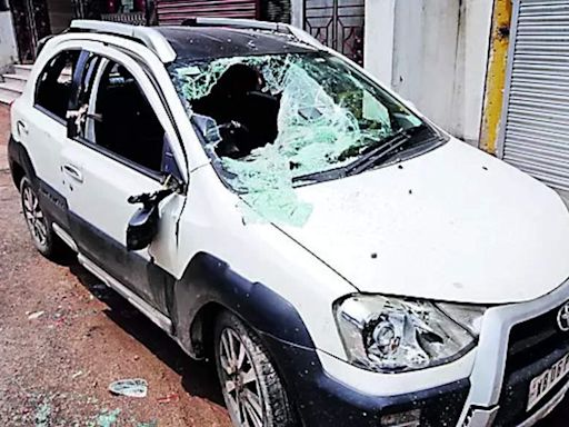 Bar Brawl in Anandapur Damages Vehicles and Injures Employees | Kolkata News - Times of India