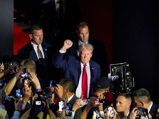 Con un parche en su oreja: Donald Trump reaparece en primera jornada de Convención Nacional Republicana tras ataque - La Tercera