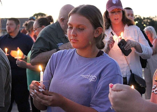 Purple heart awarded to mother of slain Police Officer Apple |