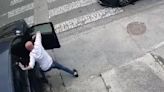Imágenes sensibles: Brutal agresión con cuchillo de un hombre a una mujer en plena calle en Bizkaia - ELMUNDOTV