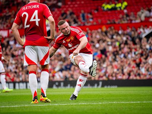 Wayne Rooney rolls back the years with stunning curling free kick