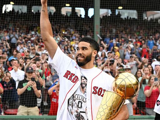 Los Red Sox homenajean a los Boston Celtics por su campeonato en la NBA | El Universal