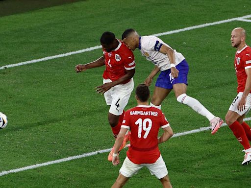 Le nez cassé de Mbappé éclipse la victoire de Bleus “impénétrables”