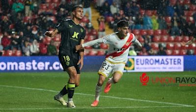 Óscar Valentín alcanza los 100 partidos en Primera con el Rayo Vallecano