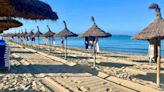 La guerra de toallas se intensifica: los turistas «reservan» sombrillas en la playa al amanecer