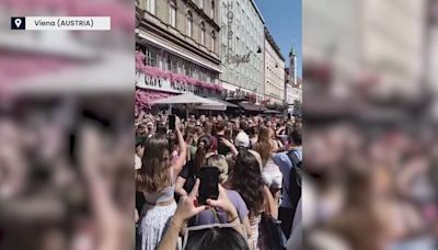 Fans de Taylor Swift toman el centro de Viena para cantar sus canciones tras la cancelación de los conciertos