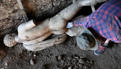 Hallan en una cloaca una impresionante estatua romana de dos metros con cabeza conservada y en muy buenas condiciones