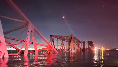 El buque que derribó el puente de Baltimore sale de puerto para ser reparado