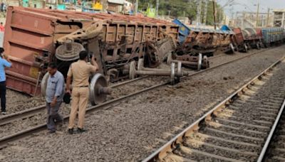Mumbai News: Goods Train Derails At Palghar Yard, 6 Up & 5 Down Dahanu Local Trains Cancelled; Video Surfaces