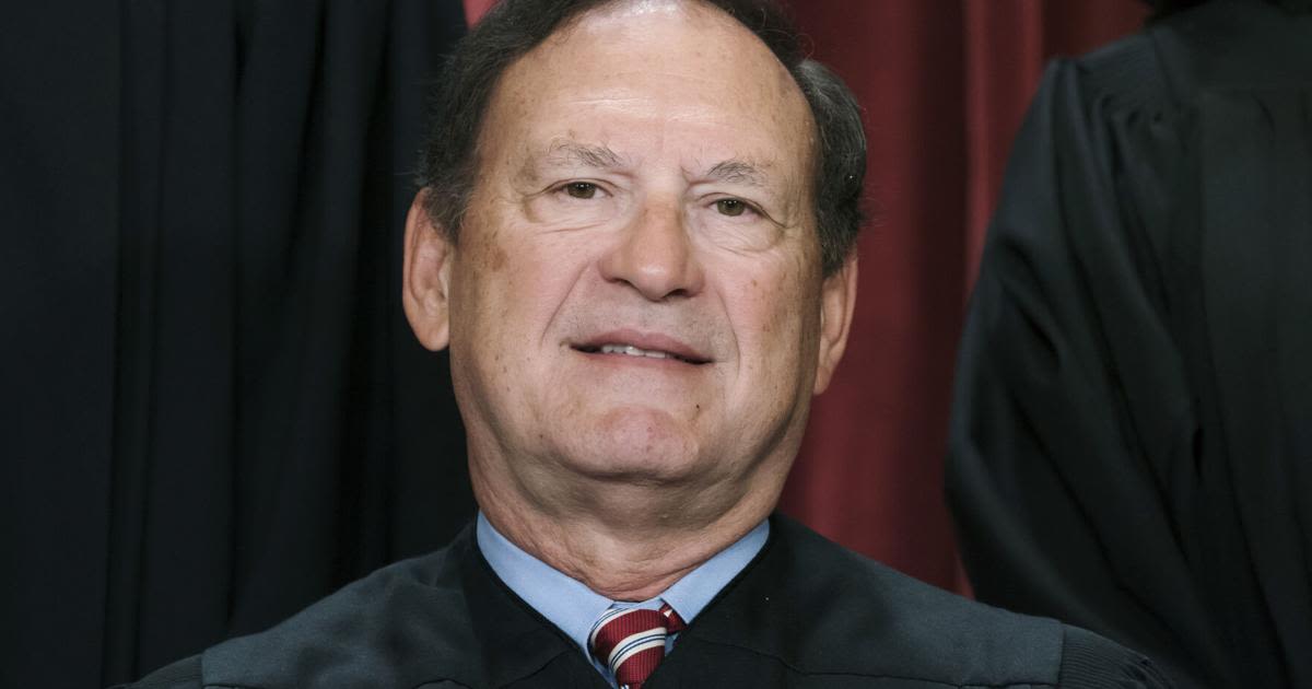 Second flag carried by Jan. 6 rioters displayed outside house owned by Justice Alito, report says