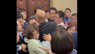 韓國瑜被女綠委熊抱性騷 她怒吼：挾持國會議長？