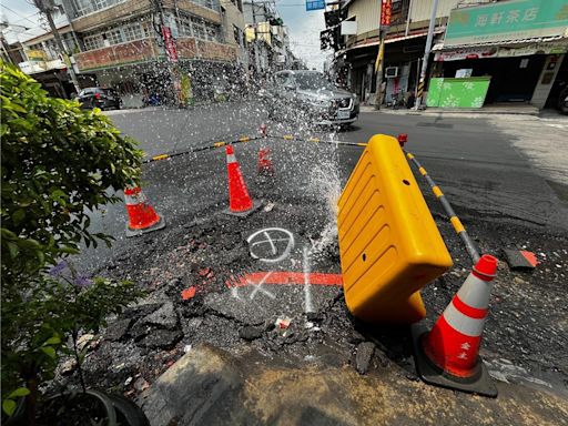 員林路口水管爆裂如「小噴泉」 狂噴10小時才處理