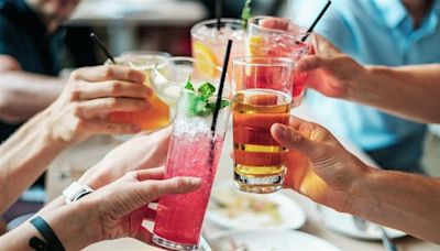 海底撈飲料苦苦的…兒子喝到「不明白色藥丸」！他驚：是別人喝剩的