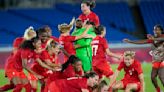 Selección canadiense de fútbol femenino separa a entrenadora tras polémica con dones